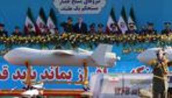 militärparade in teheran: iran präsentiert neue kamikaze-drohne und raketen