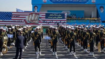 Tausende Kilometer Reichweite - Iran präsentiert neue Kamikaze-Drohne bei Militärparade