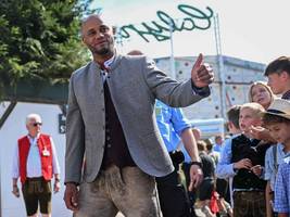 Historische Stilkritik: Wie die FC-Bayern-Größen sich auf der Wiesn schlugen – früher und heute