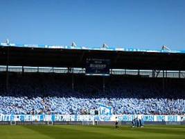 DFB ermittelt nach Liga-Spiel: Magdeburg-Fans präsentieren Choreo mit Nazi-Banner