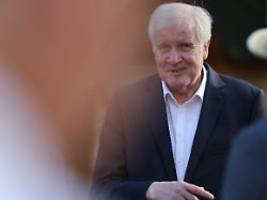 Merz versteht sein Handwerk: Seehofer gibt Merkel zum Geburtstag einen mit