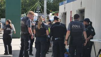 Immer wieder Regelverstöße auf Oktoberfest - „Highlight-Kontrolle“ für Beamte: Zoll nimmt nach Hinweis Wiesn-Toiletten ins Visier