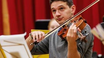 der musiker, dessen orchester bei konzerten polizeischutz braucht