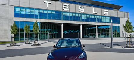 unangekündigte hausbesuche bei krankmeldungen: tesla erntet kritik