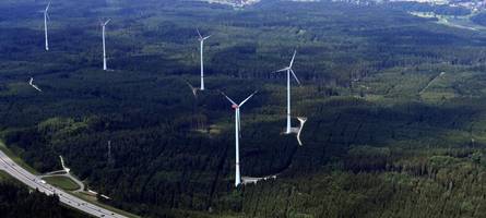 Zwei neue Windräder an der A8