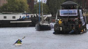 Unterm Kiel und aus den Wolken: Wasserdemo in allen Dimensionen