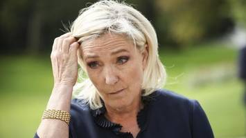 Marine Le Pen vor Gericht – auch ihr Vater wird angeklagt