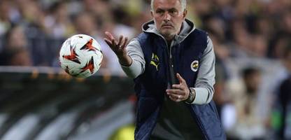 Fußball in der Türkei: José Mourinho stellt Laptop vor TV-Kamera – Schiedsrichter reagiert mit Gelber Karte