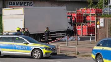 Fußgänger von Lkw erfasst und tödlich verletzt