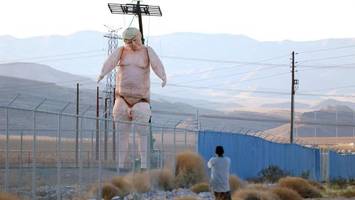 nackter donald trump: was hinter der gruseligen figur steckt
