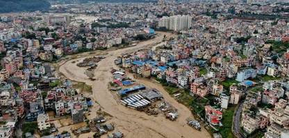 Nepal: Flut reißt Menschen, Häuser und Brücken mit