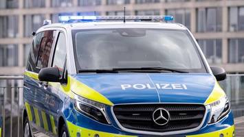 Oktoberfest-Besucher demoliert Streifenwagen der Polizei