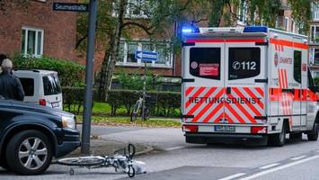 Radfahrer stürzt bei Kollision mit SUV und muss ins Krankenhaus