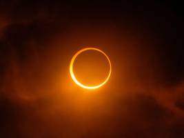 astronomie: ringförmige sonnenfinsternis auf der südhalbkugel