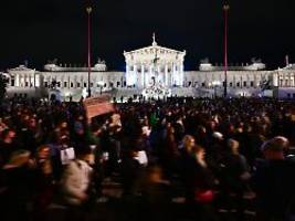 Demo in Wien: Tausende gehen gegen FPÖ in Regierung auf die Straße