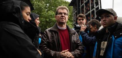 Demo in Berlin: Als der SPD-Politiker Ralf Stegner von den Russlandfreunden ausgebuht wird