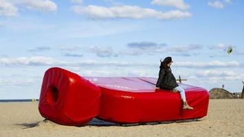 Huch, was macht die Riesenwärmflasche am Strand?