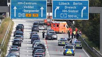 massenkarambolage auf der a1: verkehr staut sich mehrere kilometer