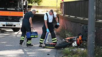 Motorradfahrer prallt gegen Laternenmast – schwer verletzt