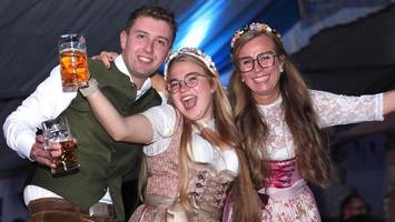 Oktoberfest in Quickborn: Party-Stimmung auf dem Rathausplatz