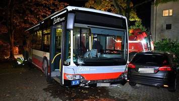 HVV-Bus kommt von der Straße ab – zwei Verletzte