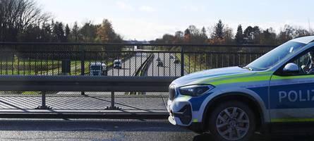 Jugendliche werfen Steine von Brücke in Langweid