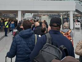 Chaos am Münchner Flughafen: Zwei-Kilometer-Warteschlange: Passagiere verpassen reihenweise ihre Flüge