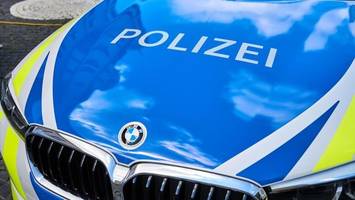 Frau fährt Jugendlichen an, zeigt Vogel und macht sich davon