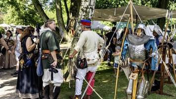 Mittelalter in Wedel: Händler verhökern historische Waren