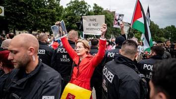 Bedroht & angegriffen: Das ist Berlins mutigste Demonstrantin