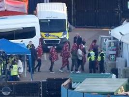 bei Überquerung des Ärmelkanals: zweijähriger auf flüchtlingsboot totgetrampelt