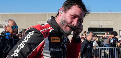 keanu reeves gibt sein debüt als profi-rennfahrer in indianapolis
