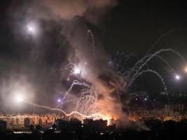alarmbereitschaft bei gedenken: am jahrestag des hamas-angriffs kämpft israel an allen fronten