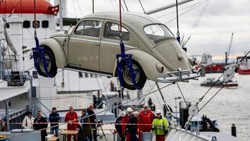 Landungsbrücken: Staunen am Hafen – VW Käfer schwebt über der Elbe