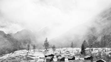 in südtiroler bergen  - deutsche urlauber werden beim wandern vom schnee überrascht und verirren sich