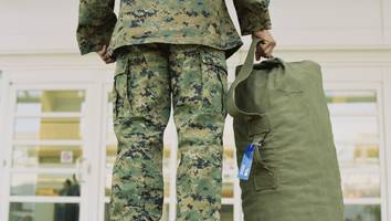 „schon erstaunlich“  - schweizer armee schockiert: soldat trägt abzeichen mit nackter frau auf uniform
