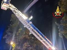 aus dem schlaf gerissen: hotelgäste müssen in norditalien vor feuer gerettet werden