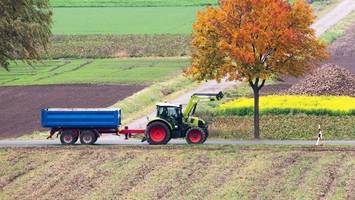 Von Traktor überrollt: 24-Jähriger stirbt in Brandenburg