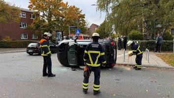 Fahranfängerin missachtet Vorfahrt – dann kippt der Fiat um