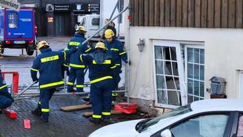 Fünf Verletzte bei Unfall – Haus gefährdet, B206 gesperrt