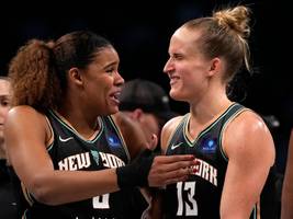 basketball in der wnba: 18 040 zuschauer in new york bejubeln fiebichs dreier