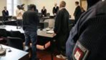 mordprozess: mann erstochen und wohnung angezündet - mordprozess begonnen