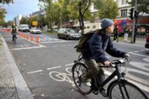 Neuer Radweg in Schöneberg: Freie Fahrt nur dank Abschleppdienst