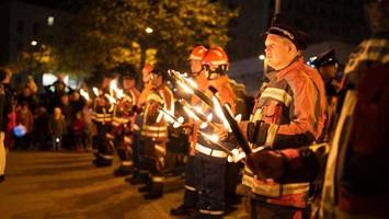 Glühwein, Musik und Hüpfburg: Die schönsten Laternenumzüge