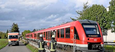 Tödlicher Unfall am Bahnübergang: Radfahrer umkurvt Schranke und wird von Zug erfasst