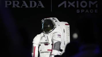 nasa stellt neuen weltraumanzug von prada vor – detail überrascht