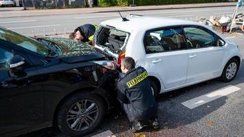 Unfall in Hamburg: Drei Autos krachen zusammen und verkeilen sich