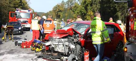 Tödlicher Unfall auf der B13: Zwei Personen sterben nach Frontalcrash