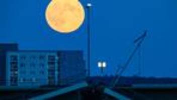 mond nah an der erde: spektakel am himmel: supermond und komet