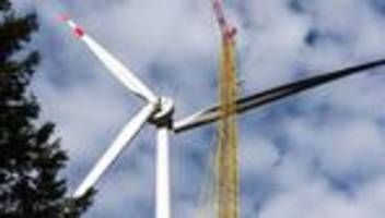 umwelt: windrad bei schwarzwaldgipfel fast fertig